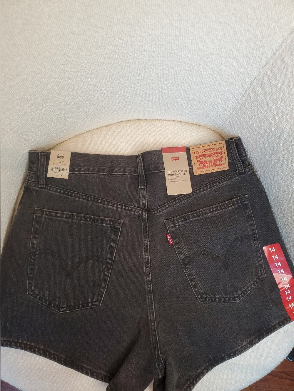 NWT Levi's Black Light Wash High-Rise Mom Denim Shorts Women's Size 32 (Size14)
